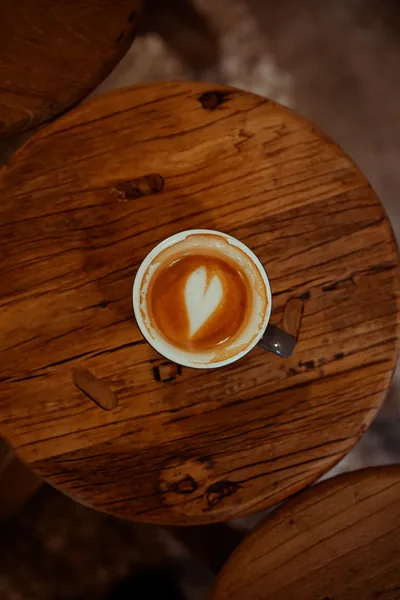 Café com leite e um coração simples na espuma