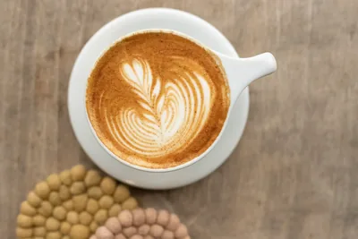 Cappuccino numa chávena branca com uma roseta desenhada na espuma